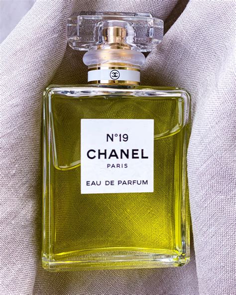 Chanel No 19 Eau de Parfum di Chanel da donna 